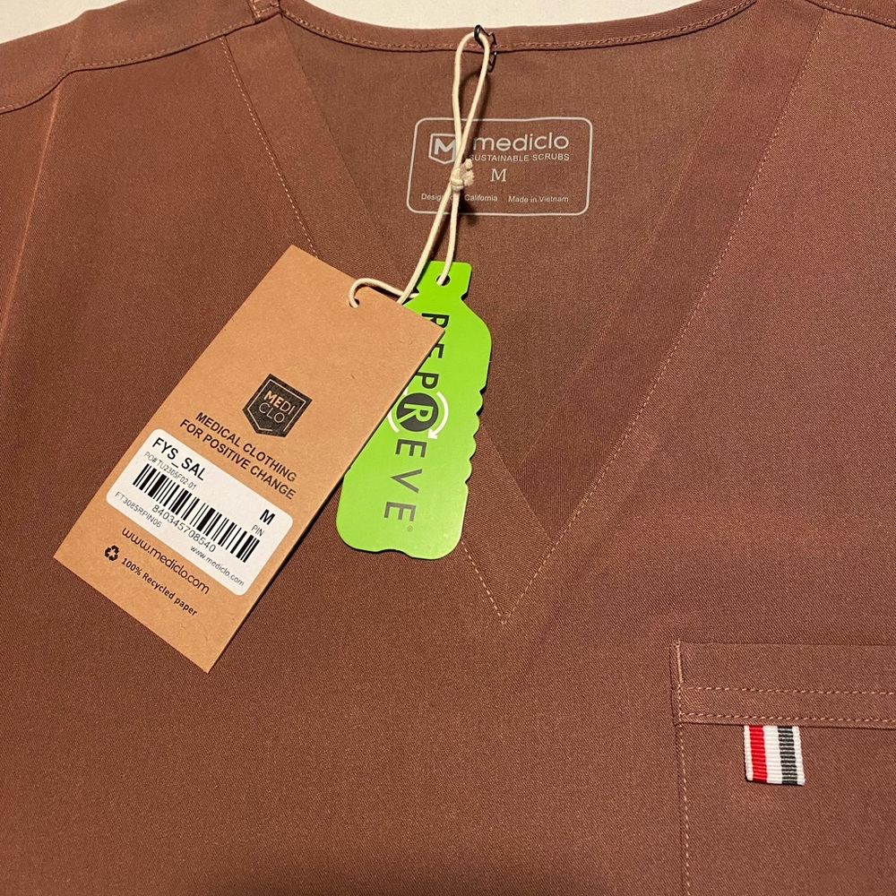 Mediclo Pinecone NWT medium scrub top - Picture 2 of 2